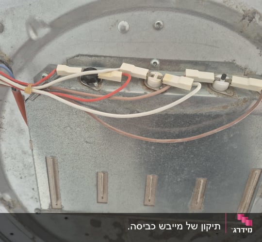 חוטי חשמל מחוברים ללוח מתכת עם ברגים